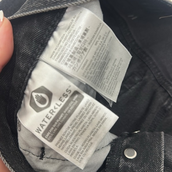 Levi’s 501 Women’s high-rise black button fly raw hem shorts size 34. NWT. - Picture 8 of 10